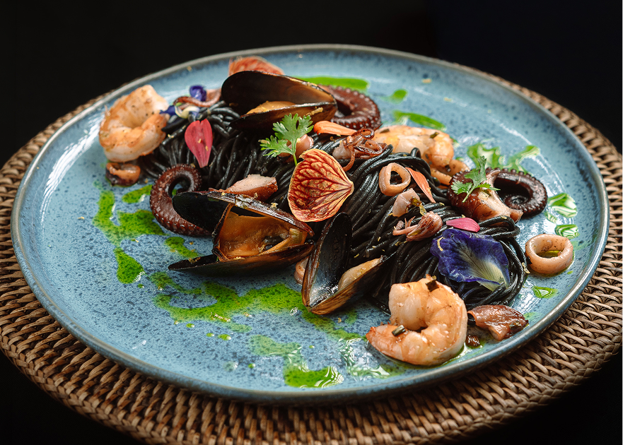 Frutos do mar ao vinho branco com espaguete nero di seppia na manteiga de garrafa e cheiro-verde