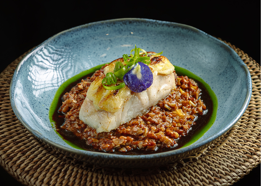 Lombo de pescada-amarela em escama de banana-da-terra e arroz vermelho