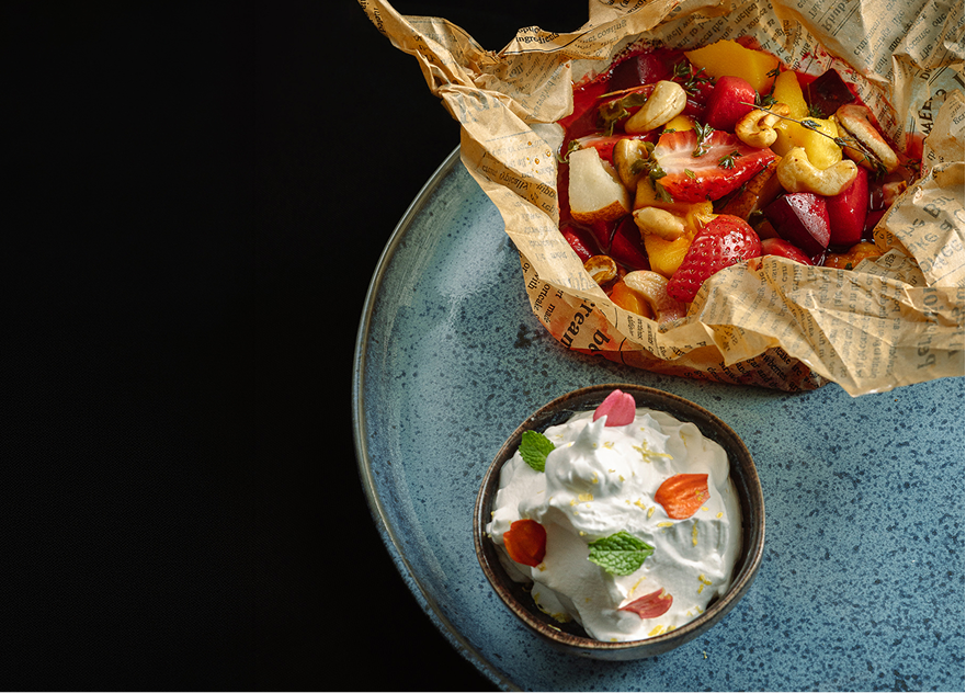 Papelote de frutas maduras com mel, castanhas e merengue de limão
