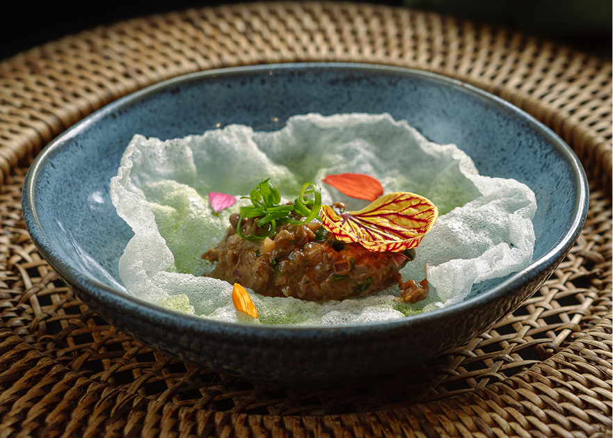 Tartare de mignon de sol com suflado de arroz